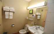 In-room Bathroom 5 Magnuson Grand Columbus North