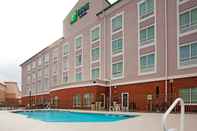 สระว่ายน้ำ Holiday Inn Express & Suites Valdosta West - Mall Area, an IHG Hotel