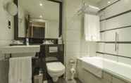 In-room Bathroom 3 DoubleTree by Hilton London Kensington