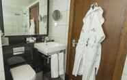 In-room Bathroom 2 DoubleTree by Hilton London Kensington