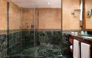 In-room Bathroom 6 Hotel President Wilson, A Luxury Collection Hotel, Geneva