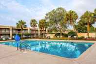 Kolam Renang Clarion Inn & Suites Dothan South