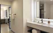 In-room Bathroom 3 Renaissance Denver Central Park Hotel
