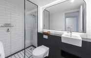 Toilet Kamar 3 The Savoy Hotel on Little Collins Melbourne