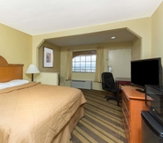 Bedroom 4 Days Inn & Suites by Wyndham Vicksburg