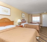 Bedroom 6 Days Inn & Suites by Wyndham Vicksburg