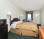 Bedroom 2 Days Inn & Suites by Wyndham Vicksburg