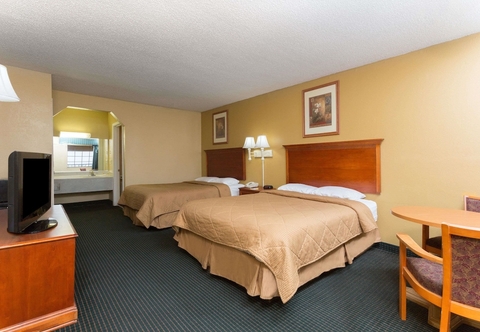 Bedroom Days Inn & Suites by Wyndham Vicksburg