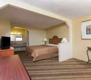 Bedroom 3 Days Inn & Suites by Wyndham Vicksburg