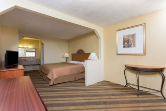 Bedroom 4 Days Inn & Suites by Wyndham Vicksburg