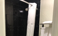 Toilet Kamar 5 Travelodge by Wyndham Fort Myers North