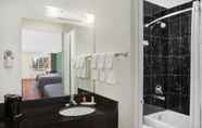 In-room Bathroom 7 Travelodge by Wyndham Fort Myers North