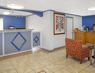 Lobi 2 Travelodge by Wyndham Fort Myers North