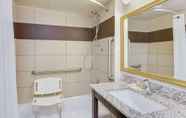 In-room Bathroom 6 Days Inn by Wyndham Birmingham/West