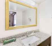 In-room Bathroom 4 Days Inn by Wyndham Birmingham/West