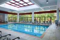 Swimming Pool DoubleTree by Hilton Tulsa - Warren Place