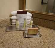 In-room Bathroom 5 DoubleTree by Hilton Tulsa - Warren Place