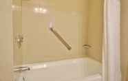 In-room Bathroom 3 DoubleTree by Hilton Tulsa - Warren Place