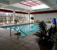 Swimming Pool 7 DoubleTree by Hilton Tulsa - Warren Place