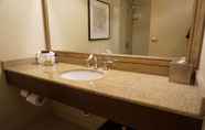 Toilet Kamar 4 DoubleTree by Hilton Tulsa - Warren Place