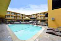 สระว่ายน้ำ Napa Valley Hotel & Suites