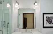 Toilet Kamar 6 The Crossroads Hotel - Newburgh, Ascend Hotel Collection