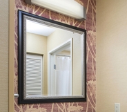 In-room Bathroom 5 Courtyard by Marriott Peoria