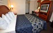 Bedroom 5 Days Inn by Wyndham Los Angeles LAX/VeniceBch/Marina DelRay