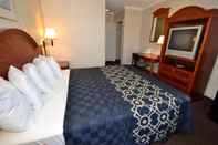 Bedroom Days Inn by Wyndham Los Angeles LAX/VeniceBch/Marina DelRay