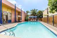 Swimming Pool Days Inn by Wyndham Los Angeles LAX/VeniceBch/Marina DelRay