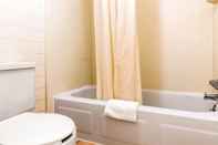 Toilet Kamar SureStay Hotel by Best Western Findlay