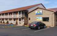 Exterior 4 Days Inn by Wyndham Huntington