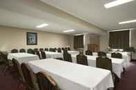 Functional Hall Days Inn by Wyndham Huntington