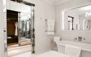 In-room Bathroom 6 Le Royal Monceau - Raffles Paris