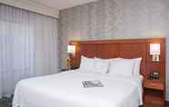 Bedroom 6 Courtyard by Marriott Chicago Glenview/Northbrook