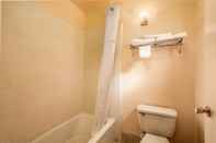 Toilet Kamar Days Inn by Wyndham Socorro