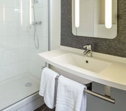 In-room Bathroom 2 ibis Chartres Ouest Luce