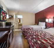 Bedroom 4 Red Roof Inn Shelbyville