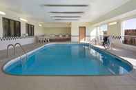 Swimming Pool Super 8 by Wyndham Lees Summit