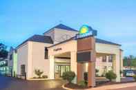 Exterior Days Inn by Wyndham Salem