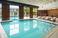 Swimming Pool DoubleTree by Hilton Ann Arbor North