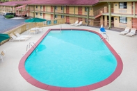 Swimming Pool Days Inn by Wyndham Little Rock/Medical Center