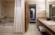 In-room Bathroom 3 Hyatt Regency St. Louis at The Arch