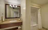 In-room Bathroom 7 Strathcona Hotel