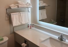 In-room Bathroom 4 Gateway Hotel
