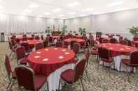 Dewan Majlis Days Inn & Suites by Wyndham Navarre - near Beaches/Hurlburt