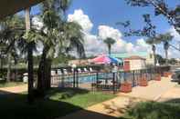 Kolam Renang Days Inn & Suites by Wyndham Navarre - near Beaches/Hurlburt