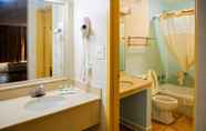 In-room Bathroom 2 Quality Inn Richmond Hill - Savannah I-95