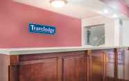 Lobi 6 Travelodge by Wyndham Terre Haute