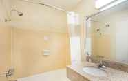 In-room Bathroom 7 Travelodge by Wyndham Terre Haute